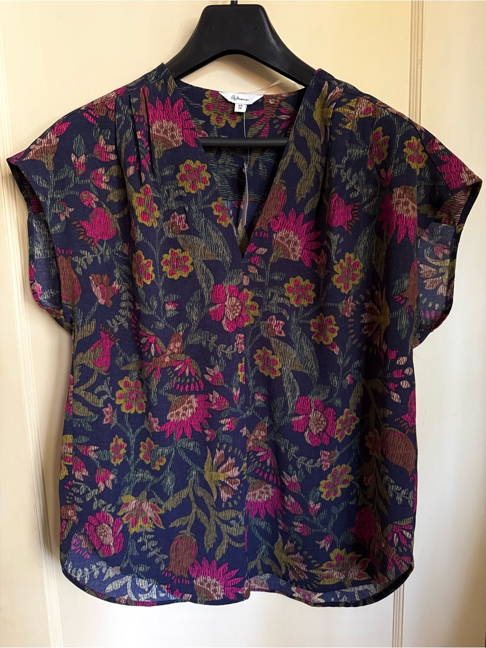 NWT FLORAL SHORT SLEEVE V-NECK BLOUSE